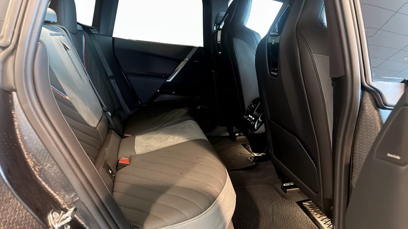 Bild 5 av BMW iX xDrive60 M-Sport Adaptiv Farth Pano Dragkrok