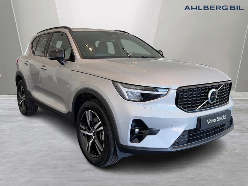 Bild 1 av Volvo XC40 B3 FWD Bensin Plus Dark, Tonade Rutor,  Klimatpaket,  Parkeringskamera bak