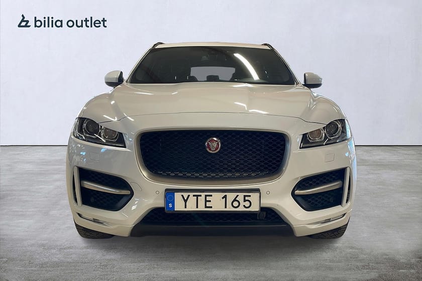 Bild 3 av Jaguar F-Pace 25d AWD R-Sport 240hk | Panorama | Drag | Skinn | B-Kam