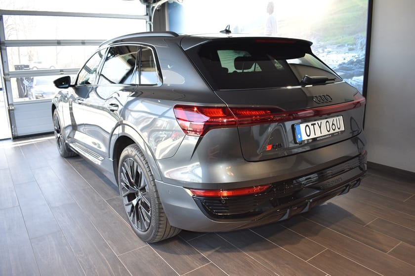 Bild 2 av Audi Q8 55 e-tron quattro 300 kW / 408 HK S-LINE EDITION