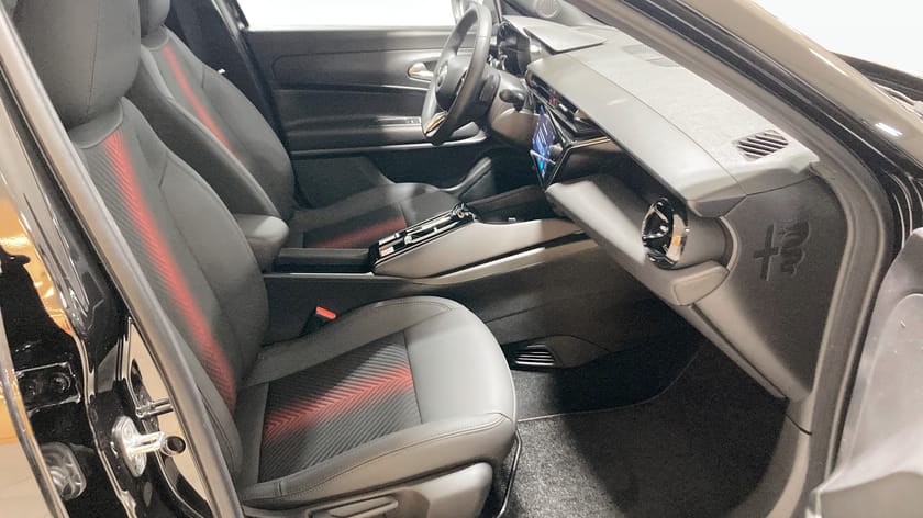 Bild 3 av Alfa Romeo Junior Ibrida Speciale 1.2T Hybrid Aut PL från 3195kr/mån