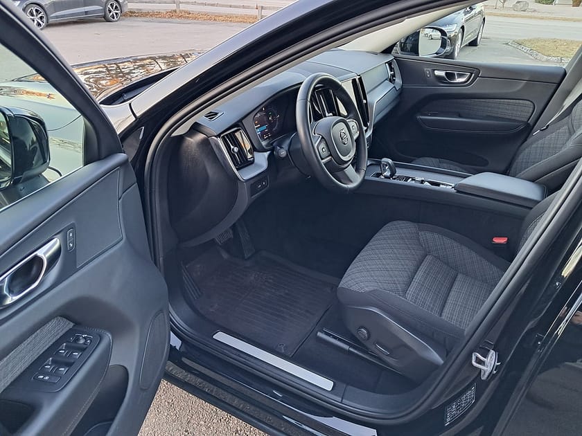 Bild 2 av Volvo XC60 T6 Recharge Core Edition plug in AWD 350HK 4x4 Panorama