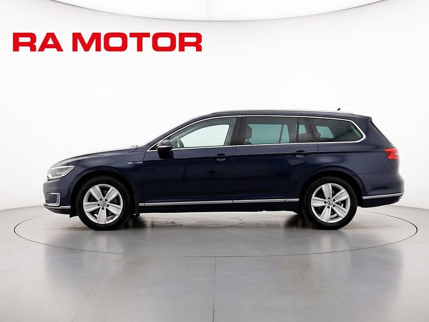 Bild 4 av Volkswagen Passat Sportscombi SC TDI 200hk 4M  GT | Drag | B-Kamera | D-Värm | Navi |