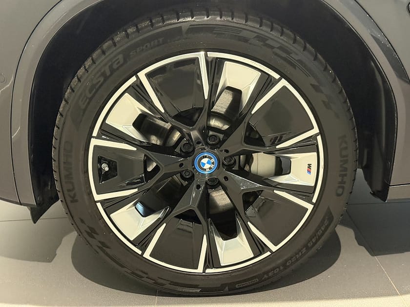 Bild 5 av BMW iX3 Charged Plus M Sport HUD Drag H/K Adpt Farth Panor.