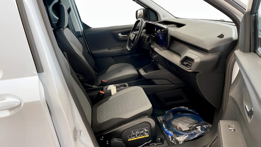 Bild 3 av Ford E-Transit Courier LIMITED SKÅP 136 A FWD *DEMO*