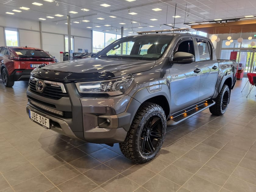Bild 1 av Toyota Hilux Dubbelhytt D-CAB 2,8 D-4D MHEV AUT6 4WD INVINCIBLE KOMFORTPA