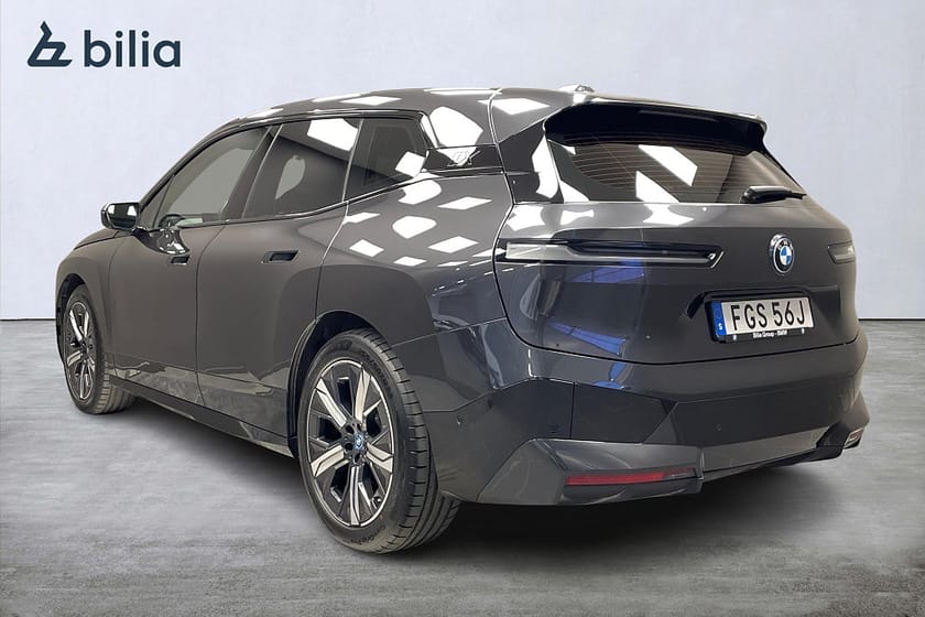 Bild 4 av BMW iX xDrive50 Comfort, Sport line, Alu 21" / Drag /