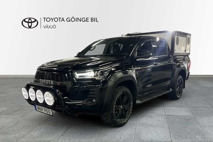 Bild 1 av Toyota Hilux Dubbelhytt 2.8  4WD GR-Sport Hundkåpa V-hjul