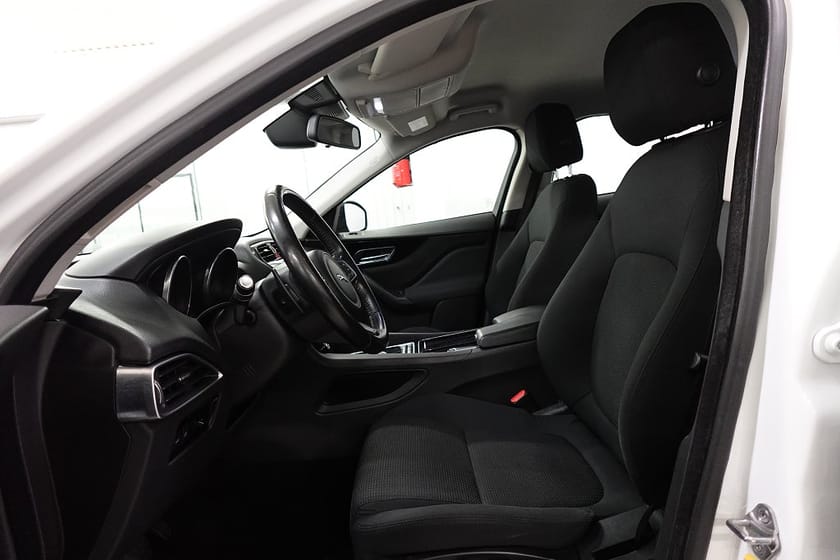 Bild 4 av Jaguar F-Pace 20d AWD Bluetooth Farthållare Motorvärmare