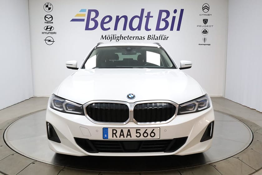Bild 3 av BMW 330e xDrive Touring | Aktiv fartpilot | HUD | Rattvärme