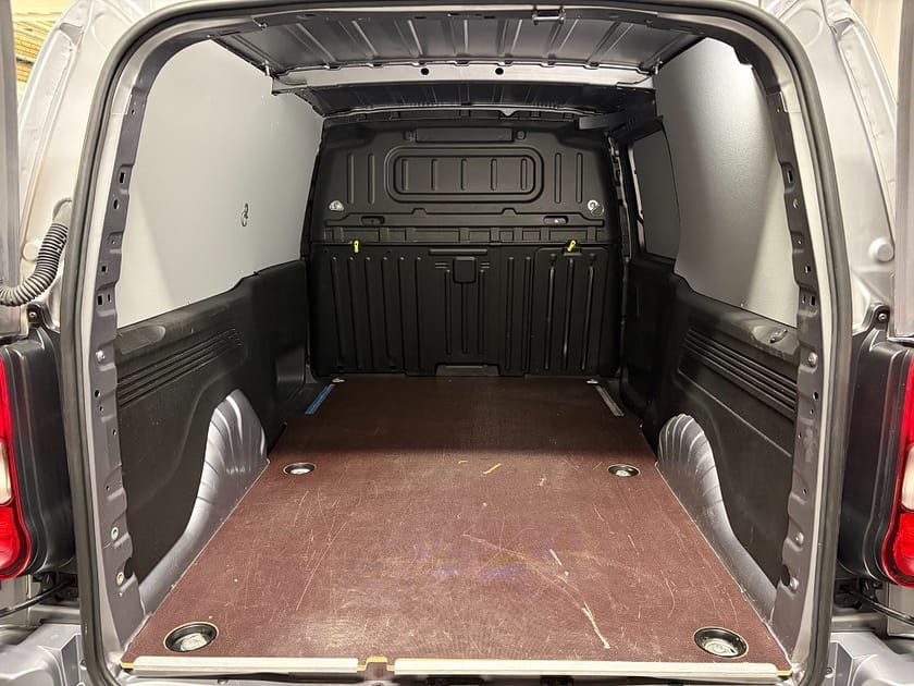 Bild 5 av Opel Combo-e Cargo XL BUSINESS L2 136 AUT Inkl. Dragkrok