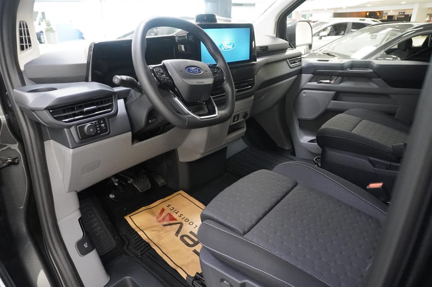 Bild 2 av Ford Transit Custom 320 Crew Van Dubbelhytt Skåp Limited 320l LWB 2.0l Ecoblue 170hk 8AT FWD Diesel