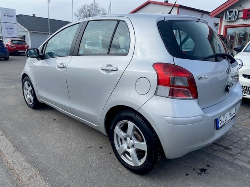 Bild 4 av Toyota Yaris 1,3 99 hk, nybes