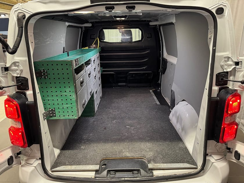 Bild 4 av Opel Vivaro-e Skåpbil L2 Prem 75kWh drag, larm SLÄPKÄRRA PÅ KÖPET!