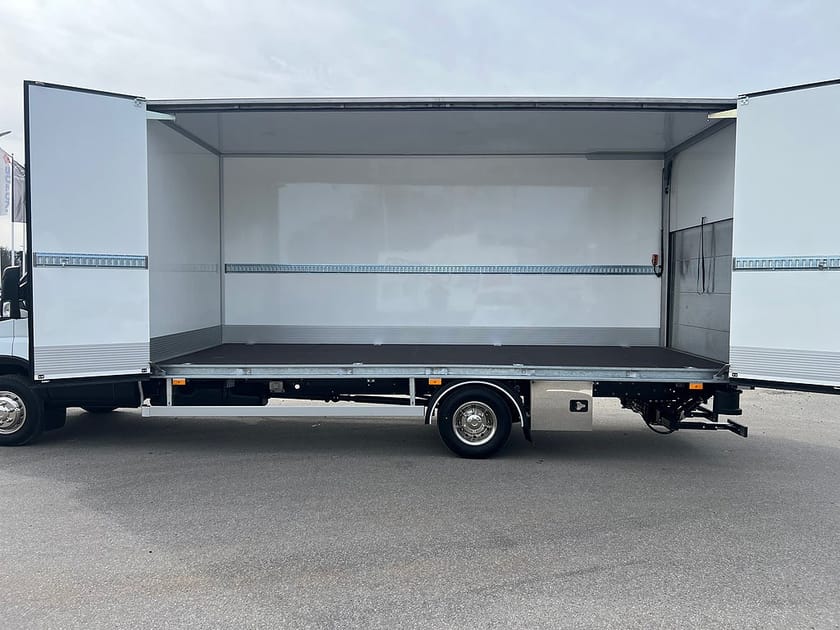 Bild 3 av Iveco Daily 72-180 Chassis Cab 72C18 A8 Skåpbil Öppningsbarsida Fullutrustad