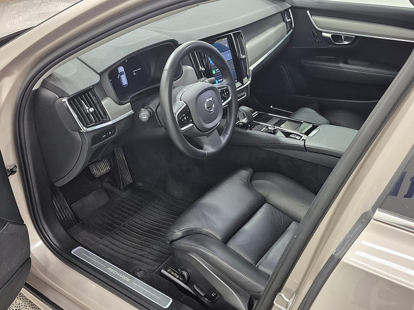 Bild 2 av Volvo V90 T6 Recharge Core Bright plug in AWD 350HK 4x4 Läder