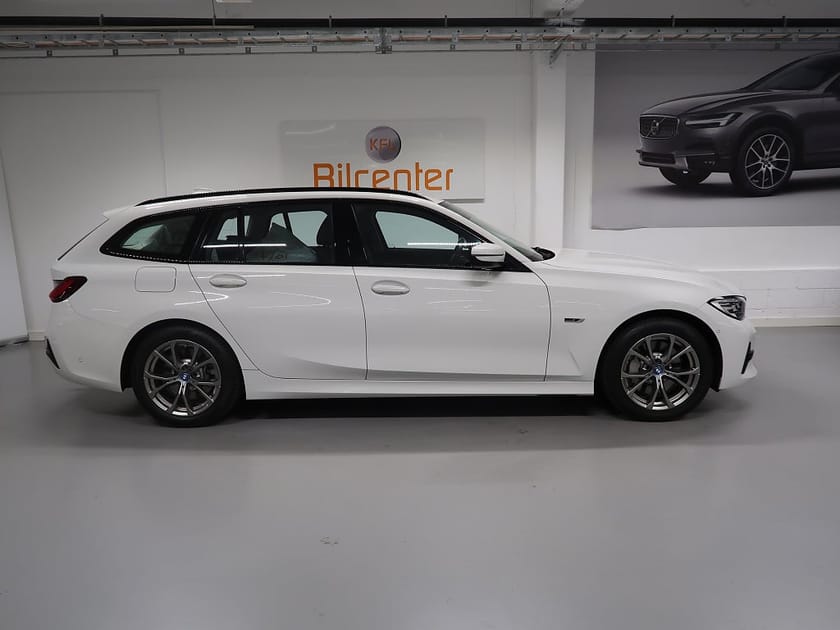 Bild 5 av BMW 330e Touring Sport line V-Däck ingår Navi-Drag-Kamera-CarPla