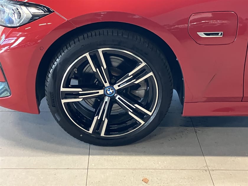 Bild 4 av BMW 330e xDrive Touring LCI M Sport Drag HiFi Aktivfart Kamera Rattvärme Navi