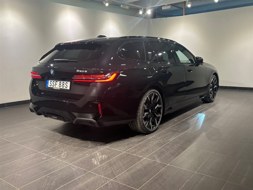 Bild 2 av BMW 550e xDrive Touring M Sport Pro Business Ed Drag DA Pro B W