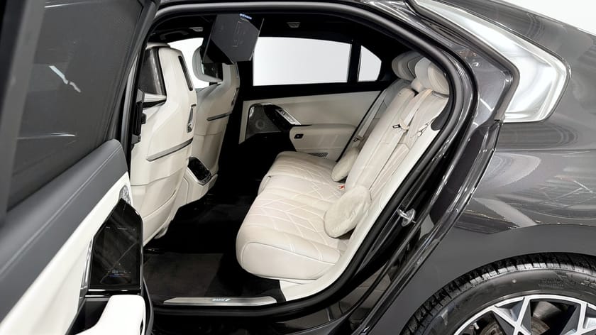 Bild 5 av BMW i7 xDrive60 xDriev 60 B&W Theatre Screen Massage Automatdörrar Pano Sky