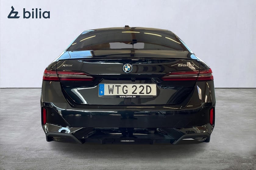 Bild 4 av BMW 550e xDrive Sedan 550 M Sport PRO Panorama Komfortstolar B&W Drag