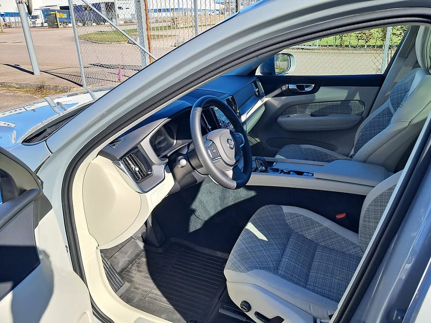 Bild 2 av Volvo XC60 T6 Recharge Core Edition plug in AWD 350HK 4x4 Panorama