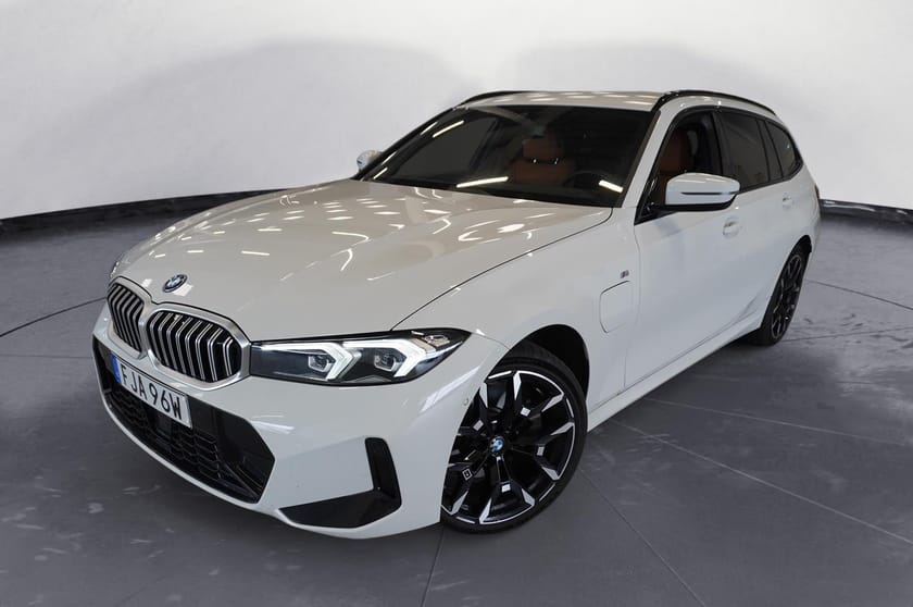 Bild 1 av BMW 330e xDrive Touring M-Sport Adaptiv F HiFi Backkamera Rattvärme 19