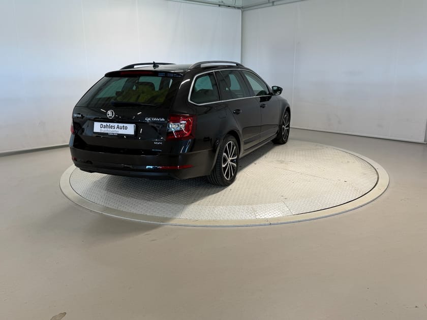 Bilde 5 av Škoda Octavia Stasjonsvogn 2,0 184hk 4x4 Style ACC/Krok/Webasto/Kam/Canton/Navi