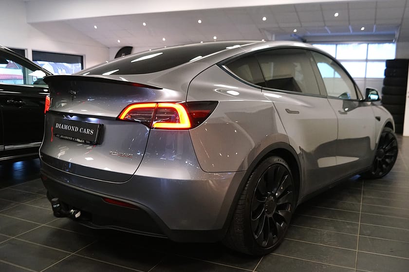 Bild 5 av Tesla Model Y Performance Dual Motor MOMS Drag Vinterdäck