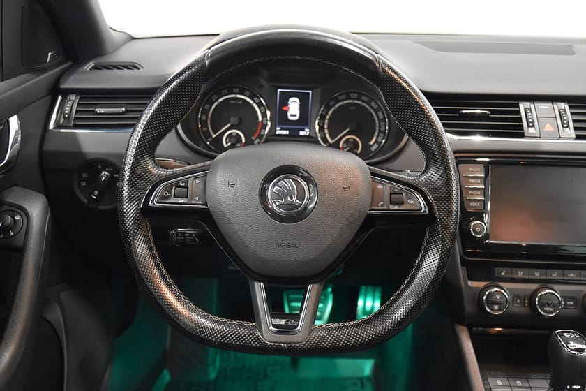 Bild 2 av Škoda Octavia Kombi 2.0 4x4 RS Pano D-värm AdaptivF Navi Dragkrok 184hk