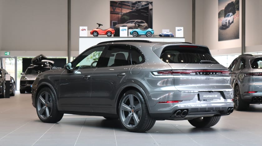 Bild 2 av Porsche Cayenne E-Hybrid Black Edition, Ränta 2,95%