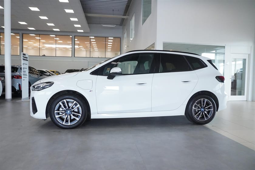 Bild 3 av BMW 225e xDrive Active Tourer M Sport Innovation Fartpilot Drag