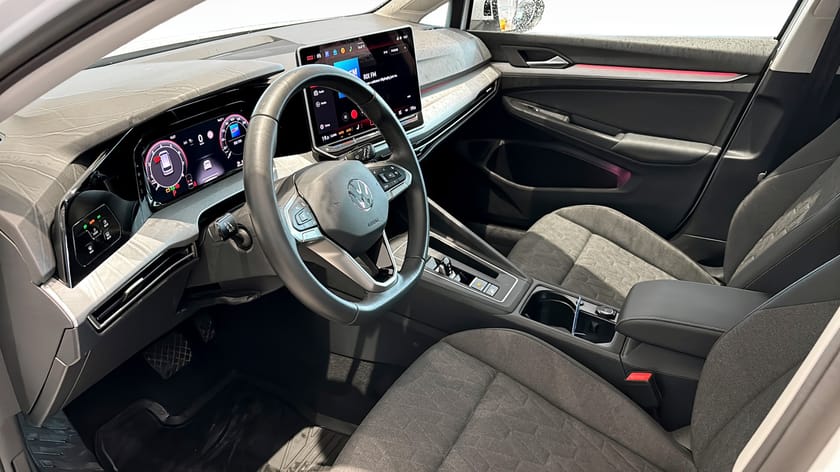 Bild 2 av Volkswagen Golf Sportscombi LIFE 1.5 eTSI 150 hk DSG Backkamera/Bränslevärmare