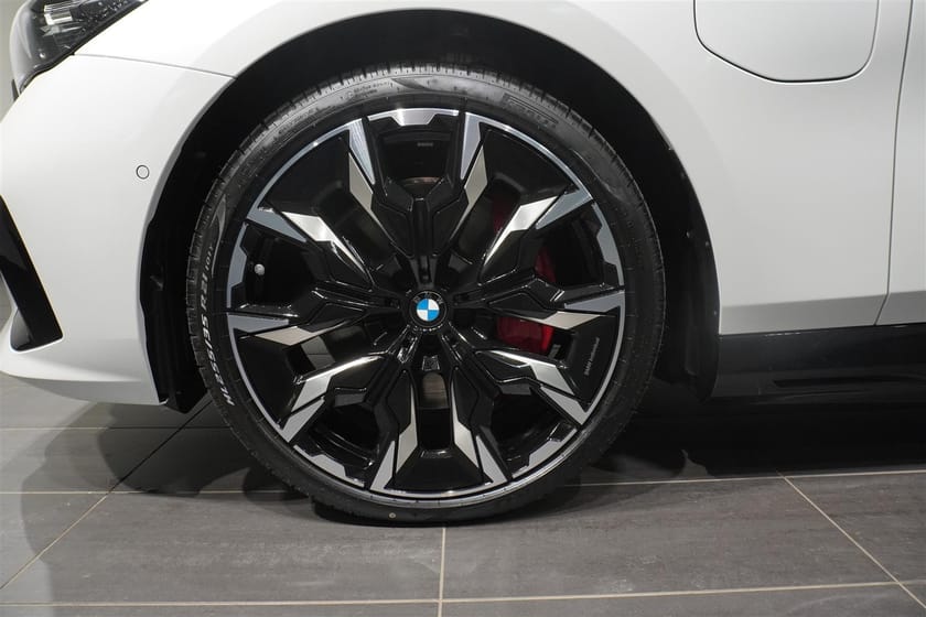 Bild 4 av BMW 550e xDrive Touring M Sport Pro Business Drag DA Pro B W