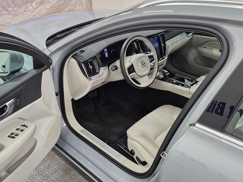 Bild 2 av Volvo V60 T6 Recharge Core Bright plug in AWD 350HK 4x4 Läder