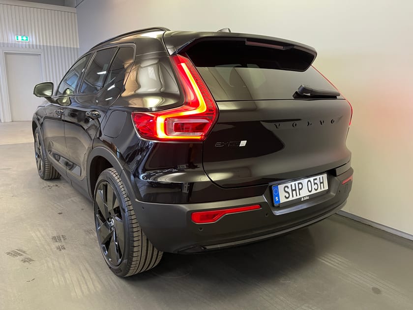 Bild 3 av Volvo EX40 Twin Motor Performance Ultra Black / Dragkrok / Panoramaglas tak /