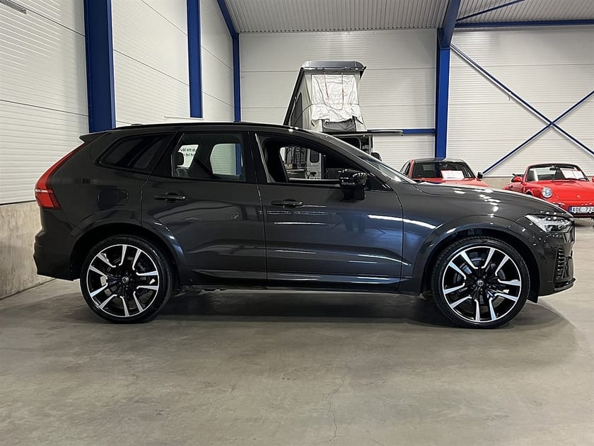 Bild 3 av Volvo XC60 Recharge T8 AWD 392 HK / R-Design / Panorama / B%26W / Barnkudda