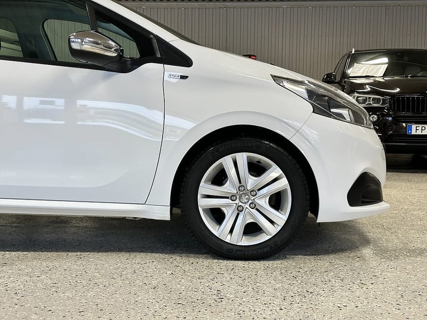 Bild 4 av Peugeot 208 5-dörrar 1.2 PureTech STYLE Euro 6 Panorama Nyservad