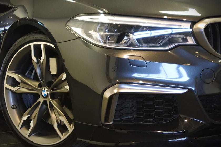 Bild 3 av BMW M550i xDrive Sedan Ultimate Edition B&W Taklucka Soft Close Drag