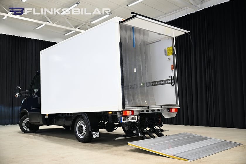 Bild 2 av Iveco Daily 35-140 Chassi Cab 136HK Automat|Kylbil|Volymskåp|Bakgavellyft|Moms|SeUtr!