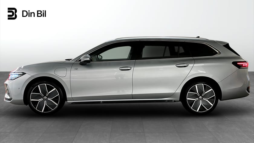 Bild 2 av Volkswagen Passat Variant eHybrid 272hk DSG6 R-LINE SWE Pano Phev Drag
