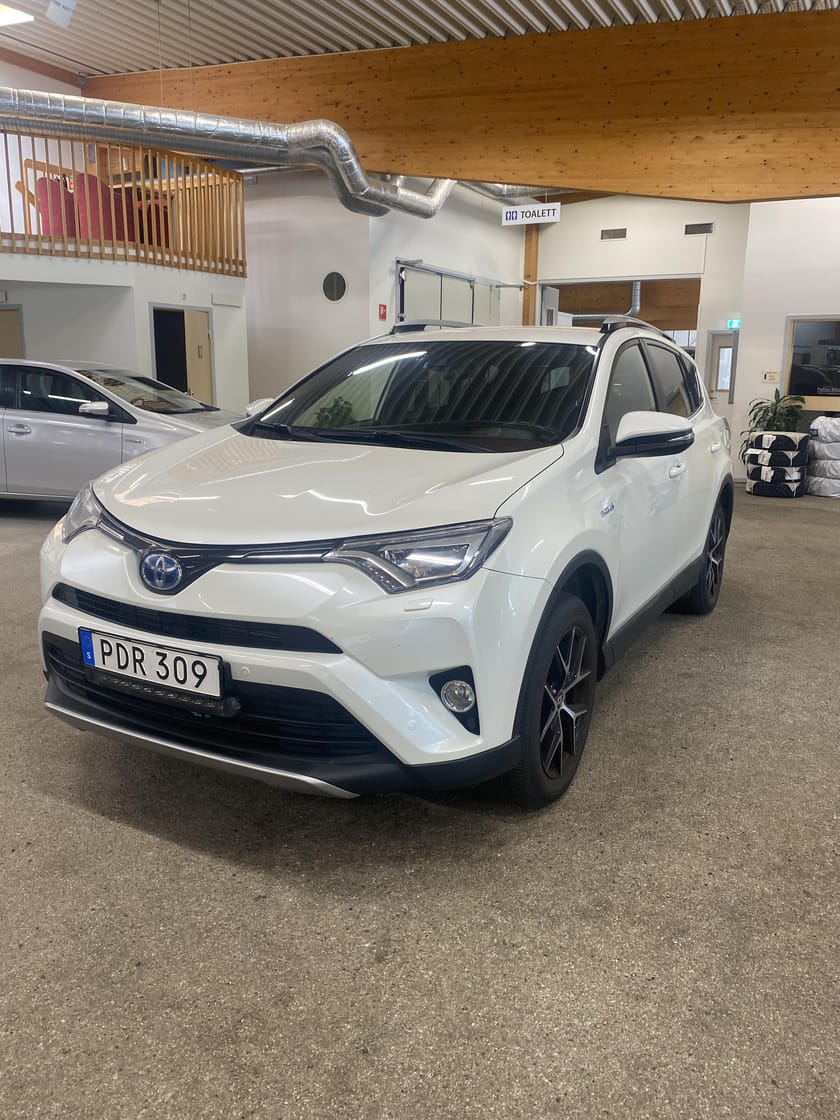Bild 1 av Toyota RAV4 Hybrid 2.5 Dual VVT-i AWD-i | Dragkrok | Vinterhjul