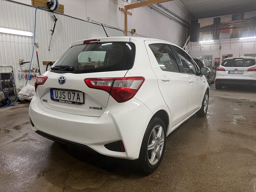 Bild 3 av Toyota Yaris Hybrid e-CVT Active Euro 6