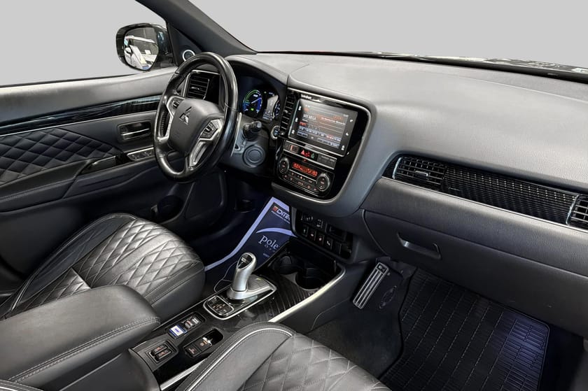 Bild 4 av Mitsubishi Outlander PHEV AWD S-Edtion Skinn T-Lucka 360°