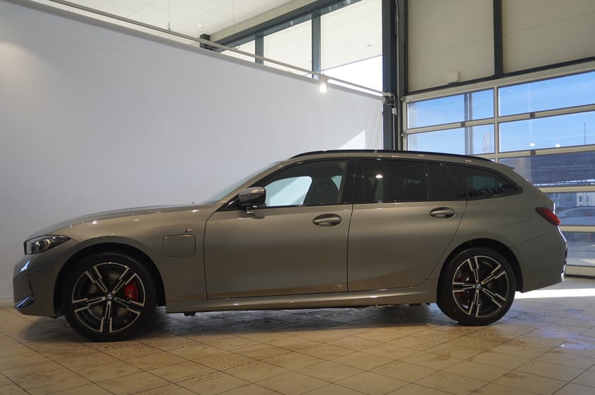 Bild 3 av BMW 330e xDrive Touring M Sport Pro Business Edition Panorama DAP