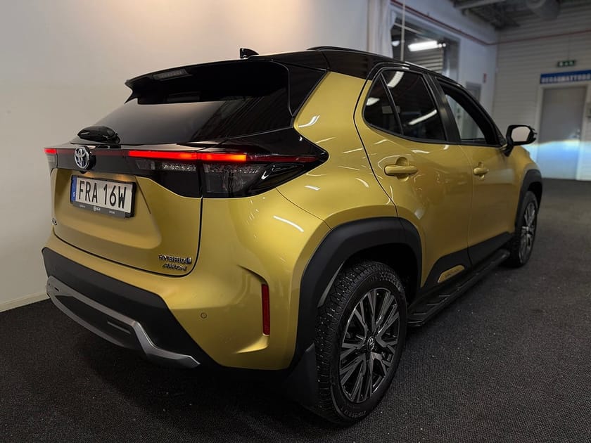 Bild 3 av Toyota Yaris Cross Hybrid AWD-i AWD Adventure JBL BiTone | Garanti/ Vhjul