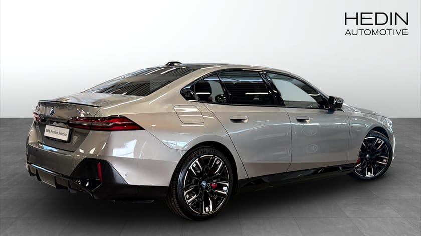 Bild 2 av BMW i5 M60 xDrive Sedan M-Sport Pro Innovation Travel B/W Pano Drag