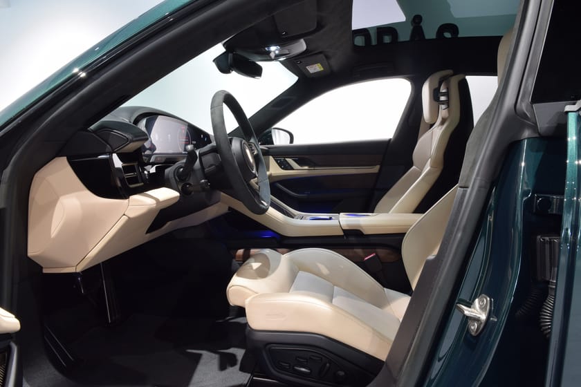 Bild 4 av Porsche Taycan Turbo S Cross Turismo / PTS - Racing Green