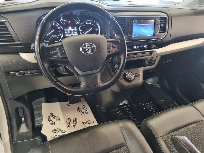 Bild 3 av Toyota Proace Medium Black Edition Värmare Drag