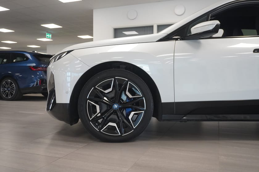 Bild 3 av BMW iX xDrive40 Sportpaket Innovation Exclusive Comfort Soft Drag hk